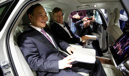 Spitzenduo: Geely-Gründer Li Shufu (l.) und Volvo-Chef Hakan Sam... Spitzenduo: Geely-Gründer Li Shufu (l.) und Volvo-Chef Hakan Sam...