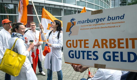 Mitglieder des Marburger Bunds demonstrieren vor einer Berliner ... Mitglieder des Marburger Bunds demonstrieren vor einer Berliner ...