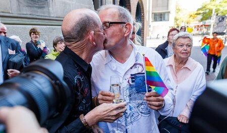 Hochzeit eines schwulen Paares in Hannover: Die Ehe für alle wur... Hochzeit eines schwulen Paares in Hannover: Die Ehe für alle wur...