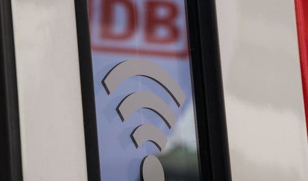So schön grau ist die Theorie: Ein WLAN-Zeichen weist im Hauptba...