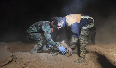 Massengrab entdeckt: Sicherheitskräfte bergen bei Al-Wawi die Le...
