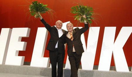 Mit vereinten Kräften: Oskar Lafontaine und Lothar Bisky am 16. ...