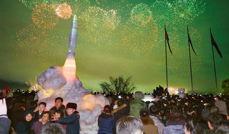 Interkontinentalrakete als Eisskulptur: Silvesterfeier 2017 auf ... Interkontinentalrakete als Eisskulptur: Silvesterfeier 2017 auf ...