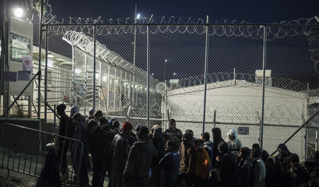 »Moria ist die Hölle.« Das Lager war ein alter griechischer Mili... »Moria ist die Hölle.« Das Lager war ein alter griechischer Mili...