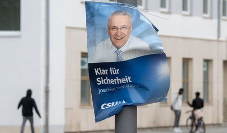 Ein Wahlplakat der CSU vor der Außenstelle des Bundesamts für Mi... Ein Wahlplakat der CSU vor der Außenstelle des Bundesamts für Mi...