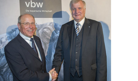 Eine Hand wäscht die andere: Alfred Gaffal, Präsident der Verein... Eine Hand wäscht die andere: Alfred Gaffal, Präsident der Verein...