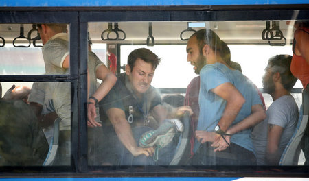 Zivilpolizisten gehen am 14. September in Ankara in einem Bus ge...