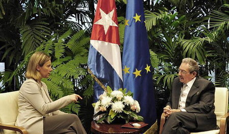 Federica Mogherini (links) und Kubas Präsident Raúl Castro am 11...