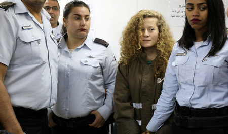 Jugendlicher Staatsfeind: Ahed Al-Tamimi wird von israelischen S... Jugendlicher Staatsfeind: Ahed Al-Tamimi wird von israelischen S...