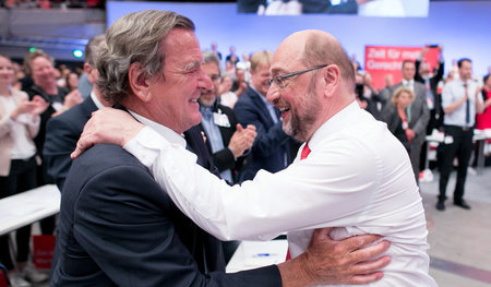 Der SPD-Vorsitzende Martin Schulz (r.) hält an der Agenda-Politi...