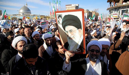 Demonstration zur Unterstützung der iranischen Regierung am 3. J... Demonstration zur Unterstützung der iranischen Regierung am 3. J...