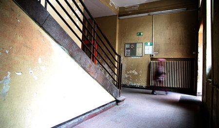 Der Renovierungsbedarf ist augenfällig: Treppenhaus einer Berlin... Der Renovierungsbedarf ist augenfällig: Treppenhaus einer Berlin...