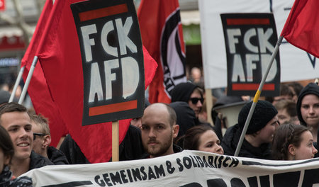 Für Empörung sorgt die AfD bundesweit, derzeit insbesondere in M... Für Empörung sorgt die AfD bundesweit, derzeit insbesondere in M...