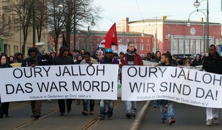 Kundgebungteilnehmer demonstrieren zum 9. Todestag von Oury Jall...