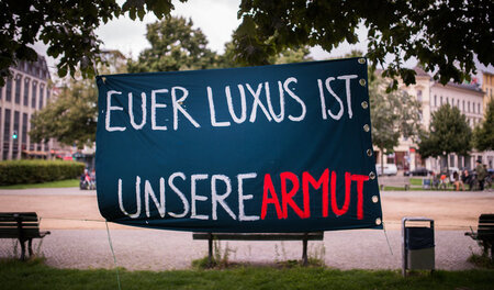 Billiger Wohnraum muss her. Protest vor dem Luxushotel Orania (2...