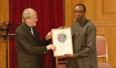 2010 erhielt Nnimmo Bassey (rechts) den »Alternativen Nobelpreis...