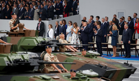 Trump und Macron nehmen eine Militärparade ab (Paris, Juli 2017)