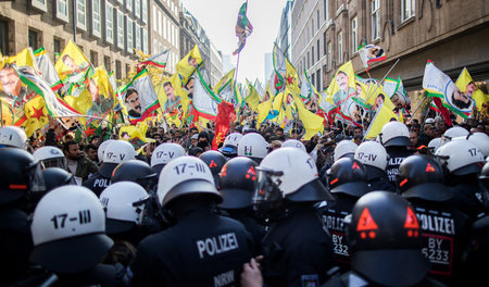 Härteres Durchgreifen: Polizisten blockieren in Düsseldorf eine ...