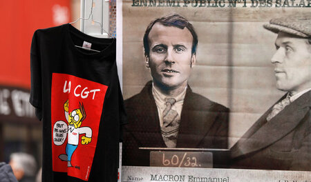 »Hauptfeind Emmanuel Macron« steht auf einem Plakat während eine...