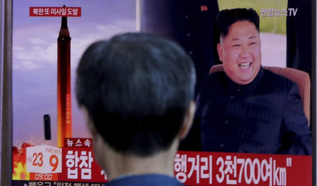 Ein Mann verfolgt am 15. September in Seoul Fernsehberichte über...