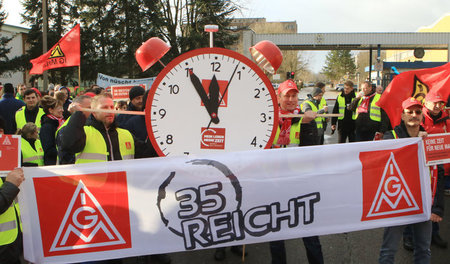 Auch eine der Tarifforderungen: Angleichung der Ost-Arbeitszeite...