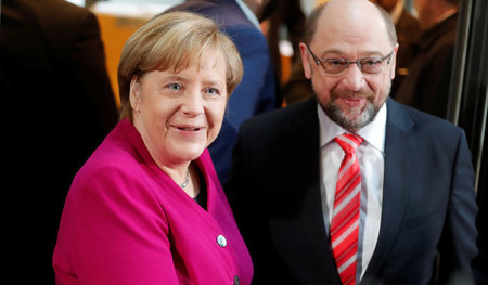 Extrem motiviert: Bundeskanzlerin Angela Merkel mit SPD-Chef Mar...