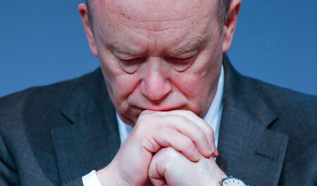 Gibt sich routiniert zerknirscht: Deutsche-Bank-CEO John Cryan, ...