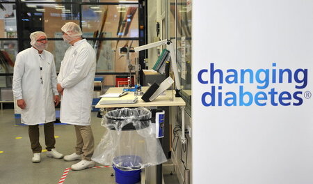 Konzern will durch Zukauf wachsen: Angestellte des Pharmaherstel... Konzern will durch Zukauf wachsen: Angestellte des Pharmaherstel...
