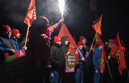 Dem Kapital einheizen: Arbeiter des Automobilzulieferers Kirchho... Dem Kapital einheizen: Arbeiter des Automobilzulieferers Kirchho...