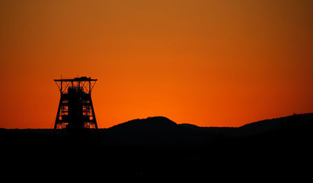 Schachtturm des Tumela-Platinbergwerks im Nordwesten Südafrikas ...