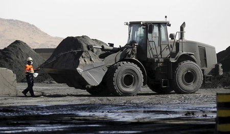 Probeentnahme aus Kupfererz in der Bisha Mining Share Company, b...