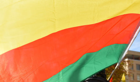 Die Flagge der nordsyrischen Autonomen Kurdenregion Rojava