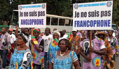 Demonstranten bringen am 1. Oktober 2017 in Douala in Kamerun ih...