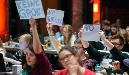 Delegierte des Juso-Bundeskongresses in Saarbrücken protestieren...