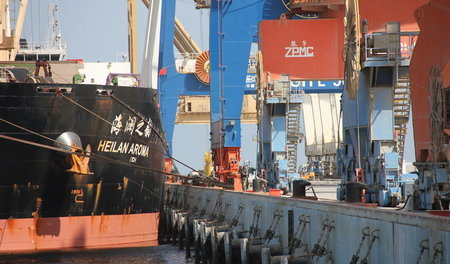 Ein Schiff aus China im Hafen von Gwadar, Pakistan, wo ein Stütz...