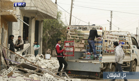 Bewohner des Dorfs Tel Al-Tukan in der syrischen Provinz Idlib b...