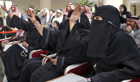 Saudische Journalistinnen bei einer Pressekonferenz mit dem dama... Saudische Journalistinnen bei einer Pressekonferenz mit dem dama...