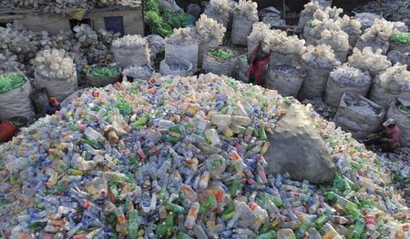 Bedarf ist vorhanden: Arbeiter beim Sortieren von Plastikflasche... Bedarf ist vorhanden: Arbeiter beim Sortieren von Plastikflasche...