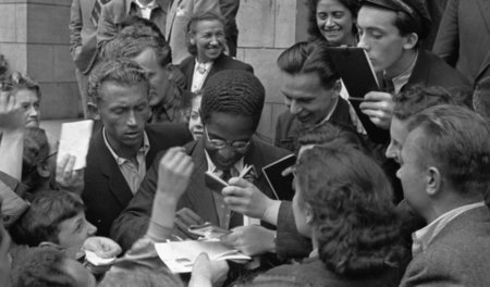 Schon damals ein Vorbild, heute umso mehr: Aimé Césaire (M.) mit...