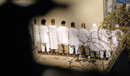Gebet hinter Stacheldraht: Den Gefangenen in Guantanamo Bay werd...