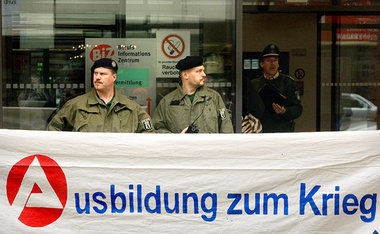Protest gegen Werbung für die Bundeswehr am 6.September vor dem ...