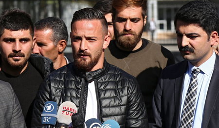 Er wurde in der Türkei politisch verfolgt, nun schossen Unbekann... Er wurde in der Türkei politisch verfolgt, nun schossen Unbekann...