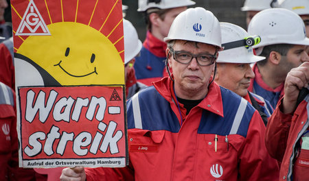 Arbeiter vor dem Werkstor von Hydro Aluminium in Hamburg (10. Ja... Arbeiter vor dem Werkstor von Hydro Aluminium in Hamburg (10. Ja...