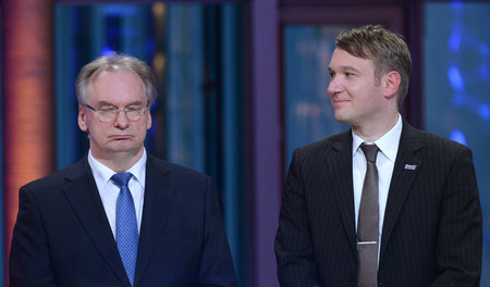 Kaum Distanz: Sachsen-Anhalts CDU-Ministerpräsident Reiner Hasel... Kaum Distanz: Sachsen-Anhalts CDU-Ministerpräsident Reiner Hasel...