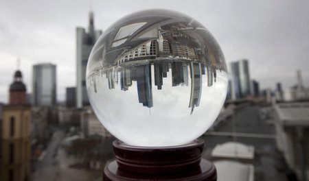 Und immer in die Zukunft schauen … (Skyline von Frankfurt am Mai...
