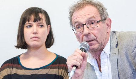 Der Rechtsanwalt Dieter Magsam neben der ATTAC-Aktivistin Sabine... Der Rechtsanwalt Dieter Magsam neben der ATTAC-Aktivistin Sabine...
