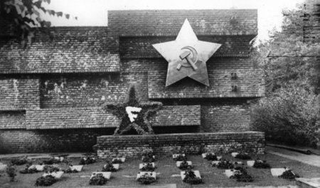 Das 1926 in Berlin-Friedrichsfelde eingeweihte und 1933 von den ...