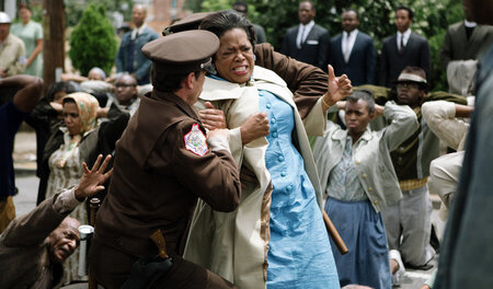 Die Polizei geht mit brutaler Gewalt gegen friedliche Demonstran...
