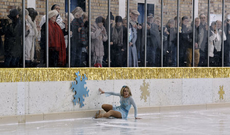 Endlich frei? Titelheldin unter den Augen der Mutter (links mit ...