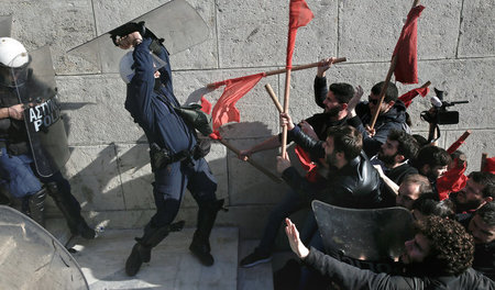 Die gegen die Einschränkung des Streikrechts Protestierenden ger...
